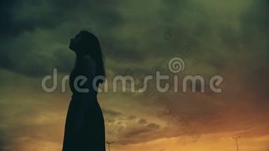 年轻女子把手举到夜间可怕的天空，<strong>噩梦</strong>，恐怖的神秘